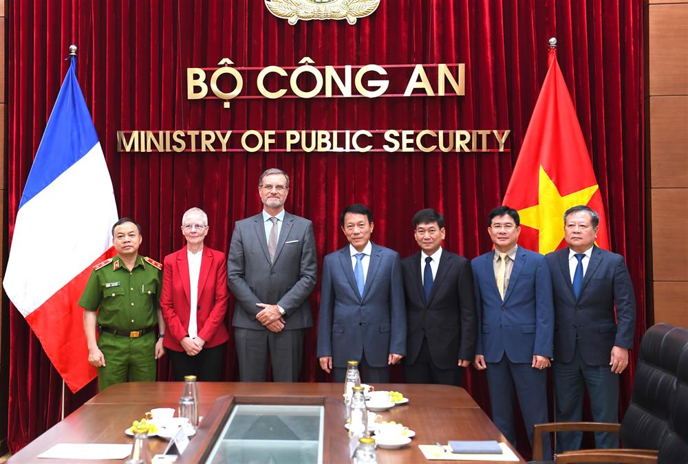 Bộ trưởng Lương Tam Quang; Đại sứ Olivier Brochet cùng các đại biểu dự buổi tiếp.