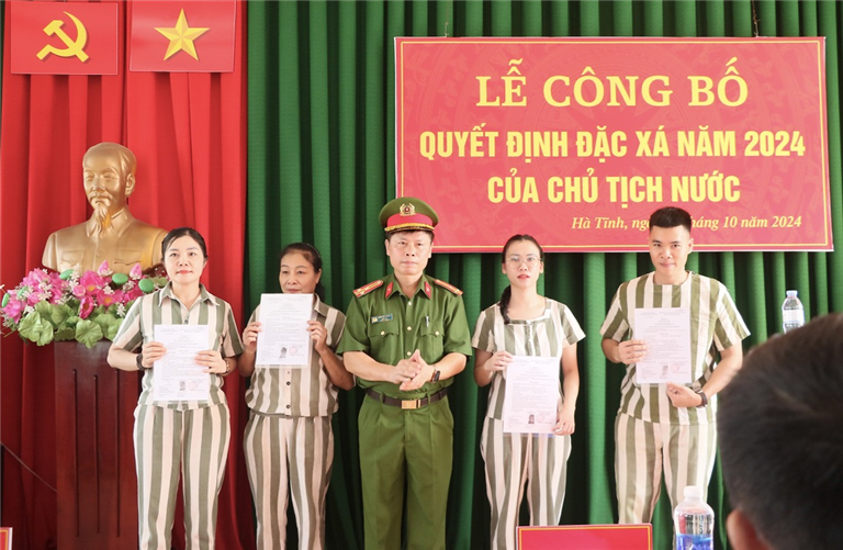 Giám thị Trại tạm giam Công an tỉnh trao Quyết định đặc xá cho 04 phạm nhân.