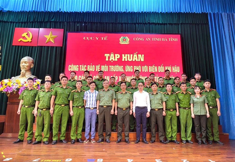 Lãnh đạo Công an tỉnh cùng giảng viên, cán bộ, chiến sĩ tham gia lớp tập huấn.