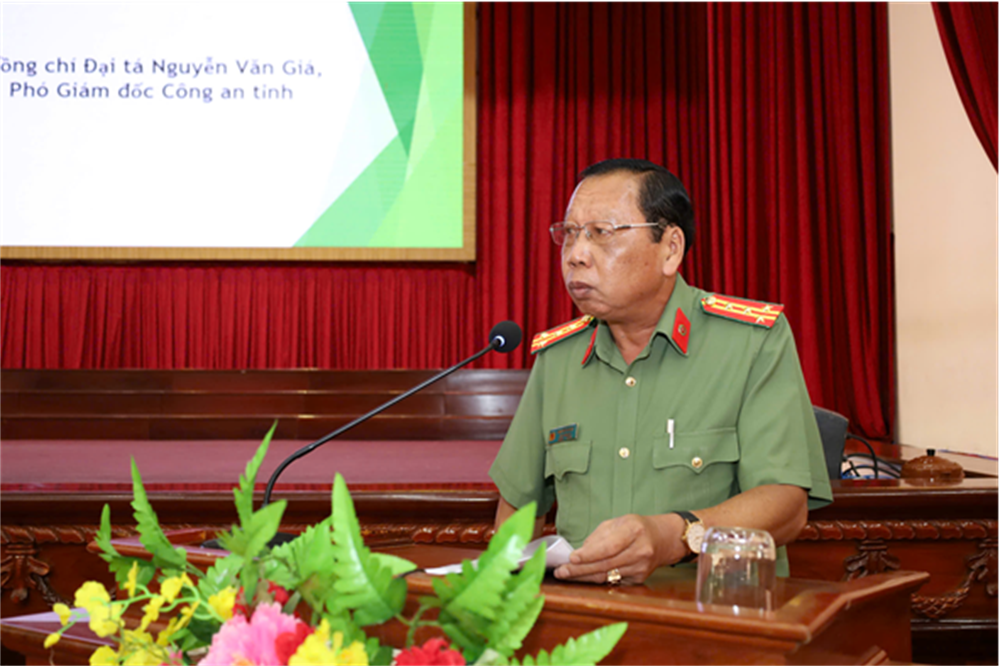 Đại tá Nguyễn văn Giá - Phó Giám đốc Công an tỉnh báo cáo tóm tắt sự cần thiết ban hành, mục đích xây dựng, bố cục và nội dung cơ bản của 03 dự án Luật.