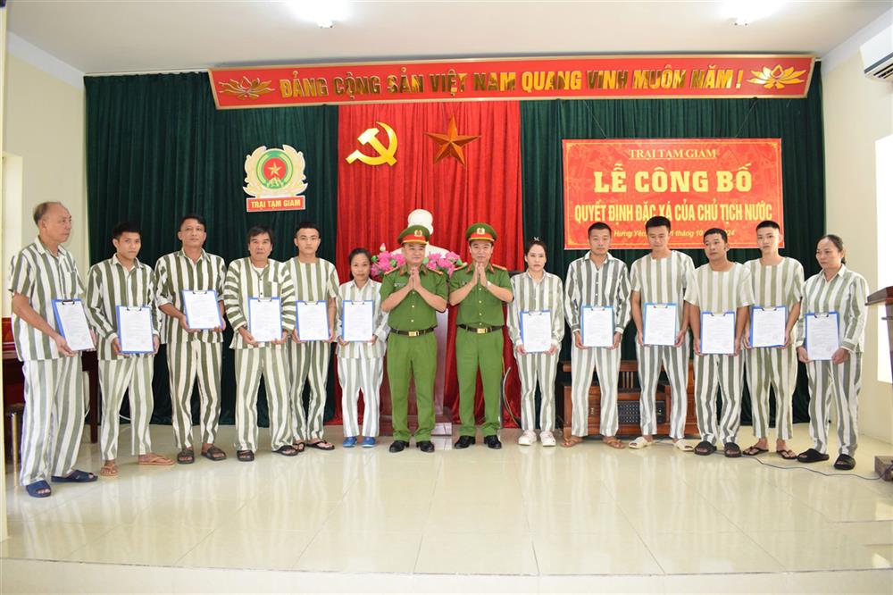Các Đồng chí trong tiểu ban đặc xá, Công an tỉnh Hưng Yên công bố và trao quyết định đặc xá cho các phạm nhân