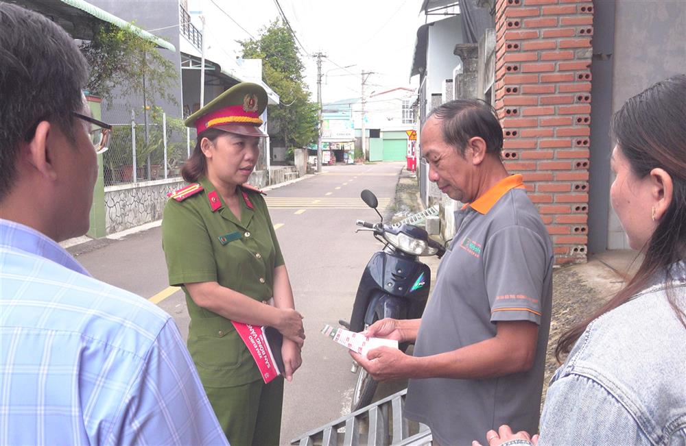 Lực lượng Công an và đoàn thể xã Phước Nghĩa trực tiếp đến từng hộ dân phát tờ rơi, tuyên truyền để người dân cảnh giác với tội phạm lợi dụng không gian mạng lừa đảo.