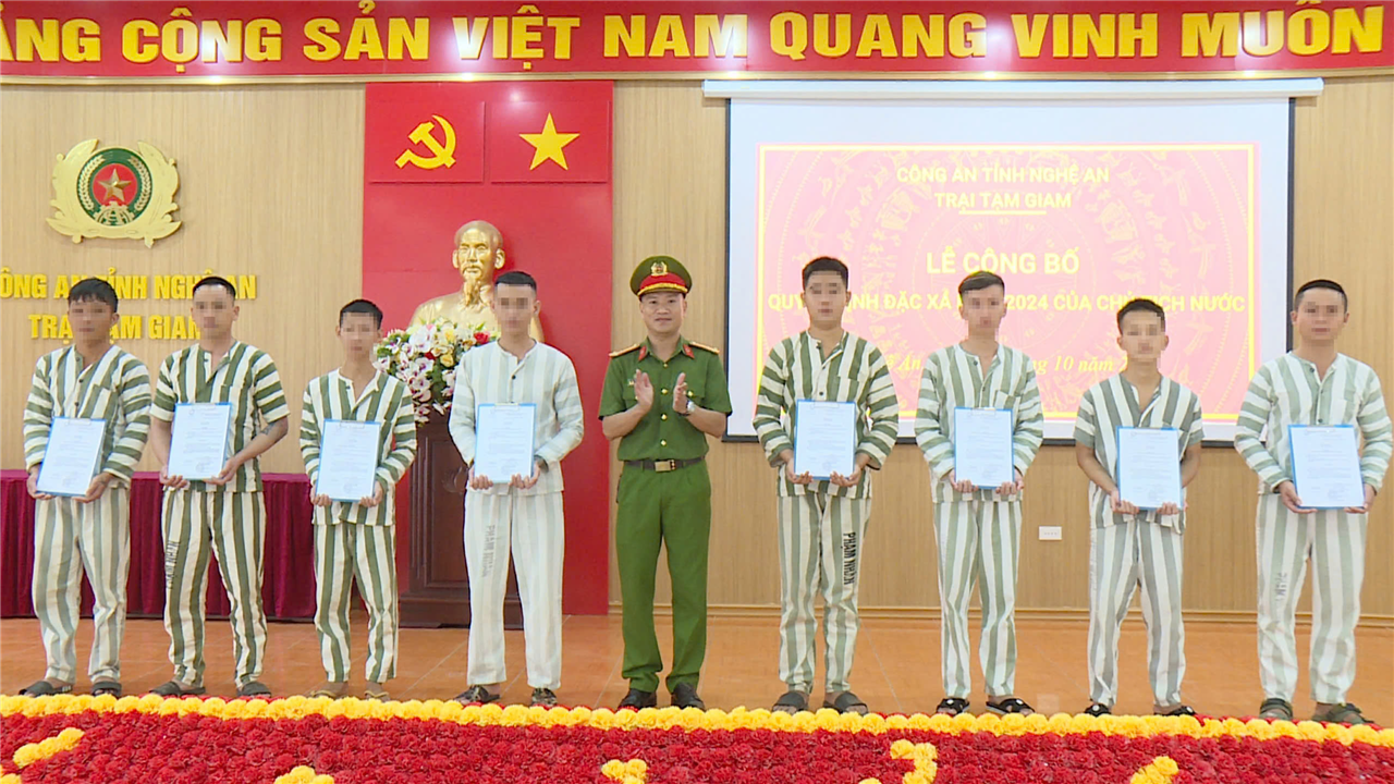 Trao Quyết định đặc xá của Chủ tịch nước cho 16 phạm nhân tại Trại Tạm giam Công an tỉnh Nghệ an