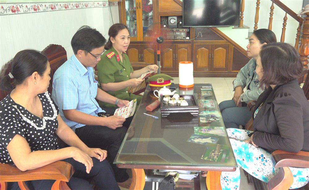 Tuyên truyền, nhắc nhở người dân cảnh giác với tội phạm lừa đảo lợi dụng công nghệ cao.