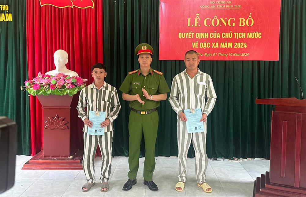 Lãnh đạo Công an tỉnh Phú Thọ trao Quyết định đặc xá cho phạm nhân.