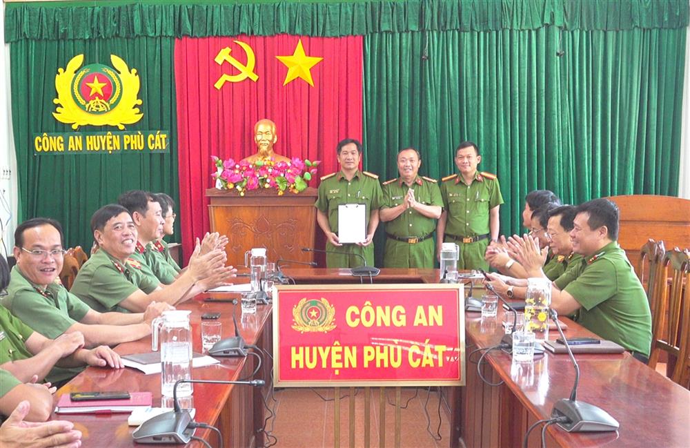 Công an tỉnh Bình Định khen thưởng Đội Cảnh sát hình sự Công an huyện Phù Cát.