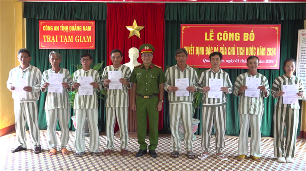 Lãnh đạo Công an tỉnh Quảng Nam trao Quyết định đặc xá cho phạm nhân.