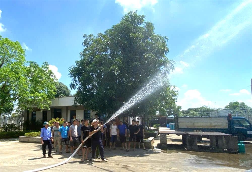 Lực lượng PCCC cơ sở Công ty CP Khí hóa lỏng Thăng Long tập luyện, kiểm tra phương tiện chữa cháy tại chỗ.