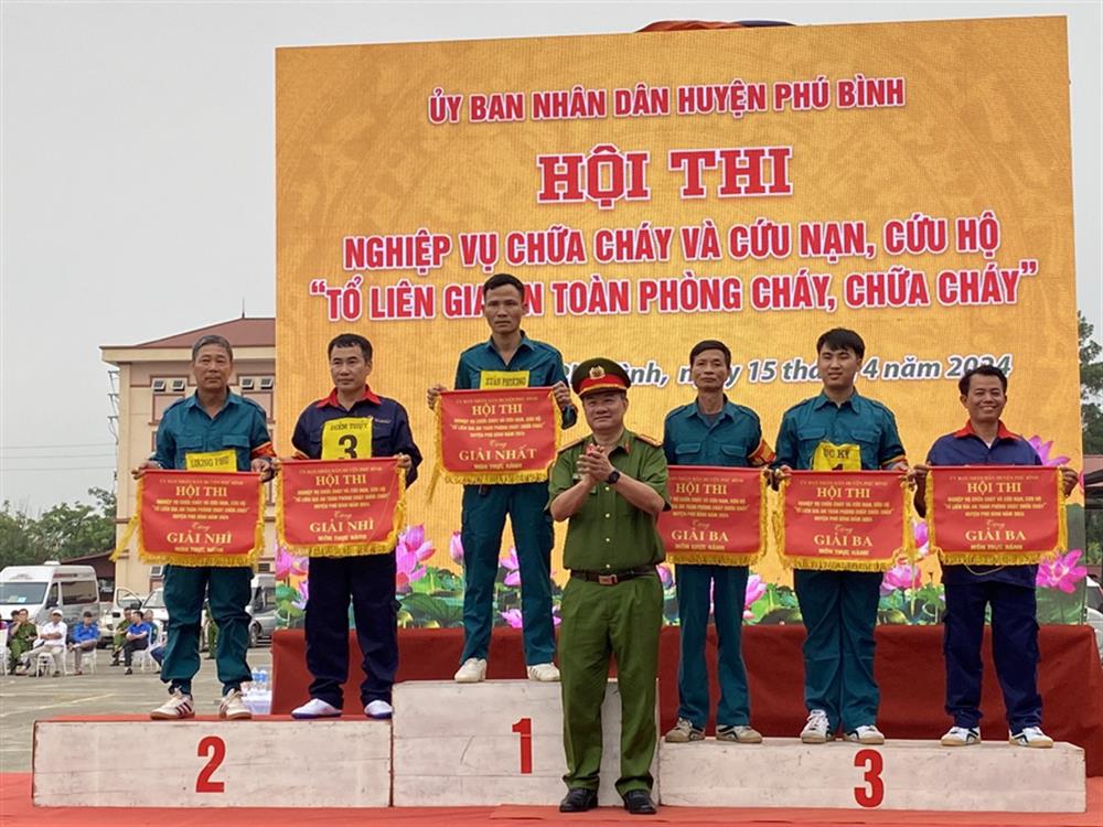 Các đội đạt giải tại Hội thi nghiệp vụ chữa cháy và CNCH “Tổ liên gia an toàn PCCC” huyện Đại Từ.