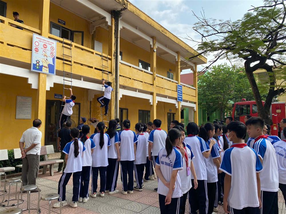 Tuyên truyền, hướng dẫn trải nghiệm cho học sinh PCCC&CNCH tại thành phố Thái Nguyên.