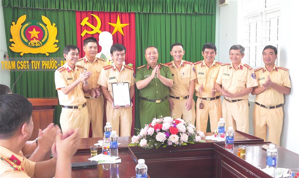 Công an tỉnh Bình Định khen thưởng Tổ tuần tra kiểm soát số 2 của Trạm Cảnh sát giao thông Tuy Phước.