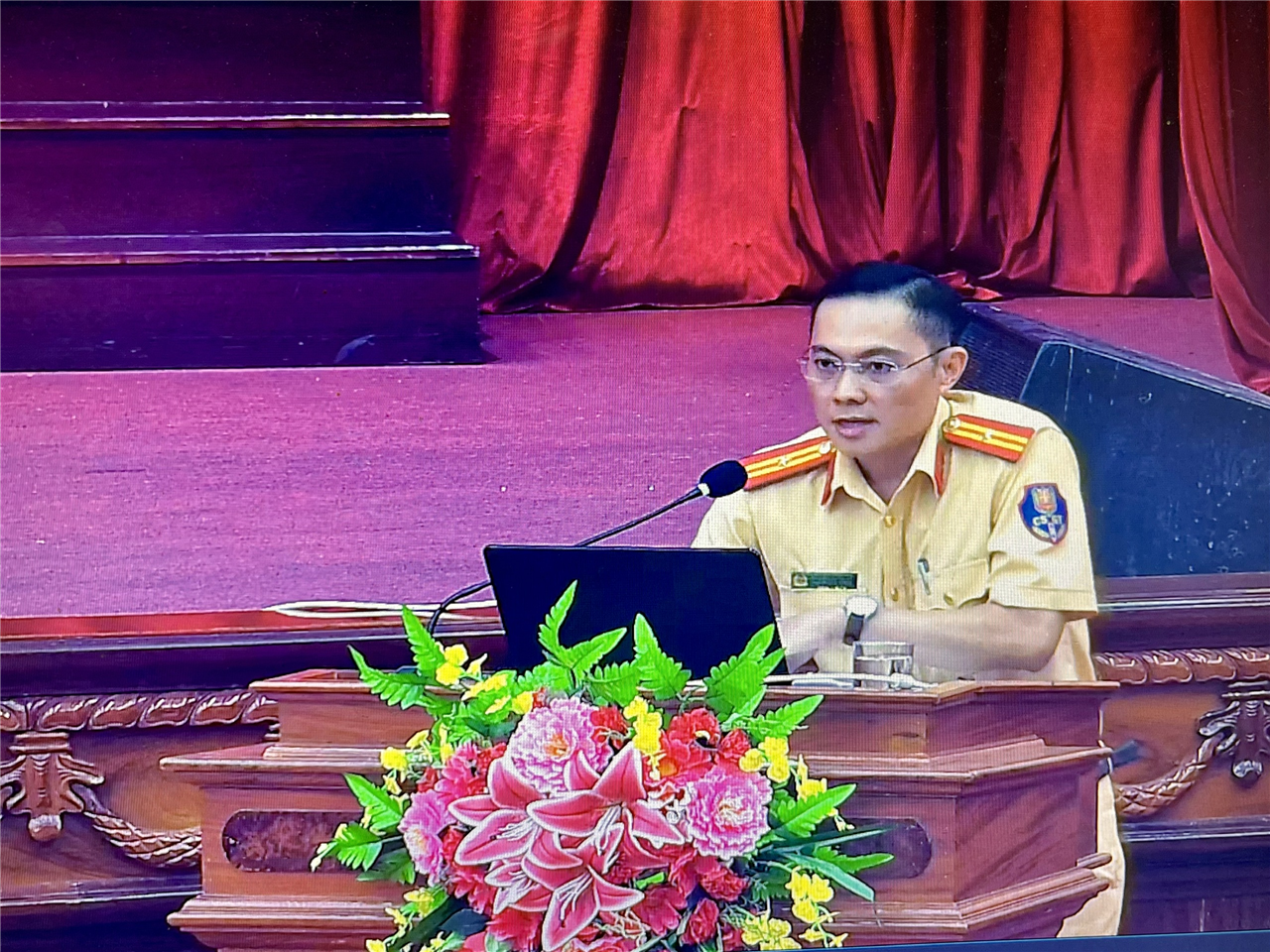 Báo cáo viên quán triệt nội dung các văn bản luật.