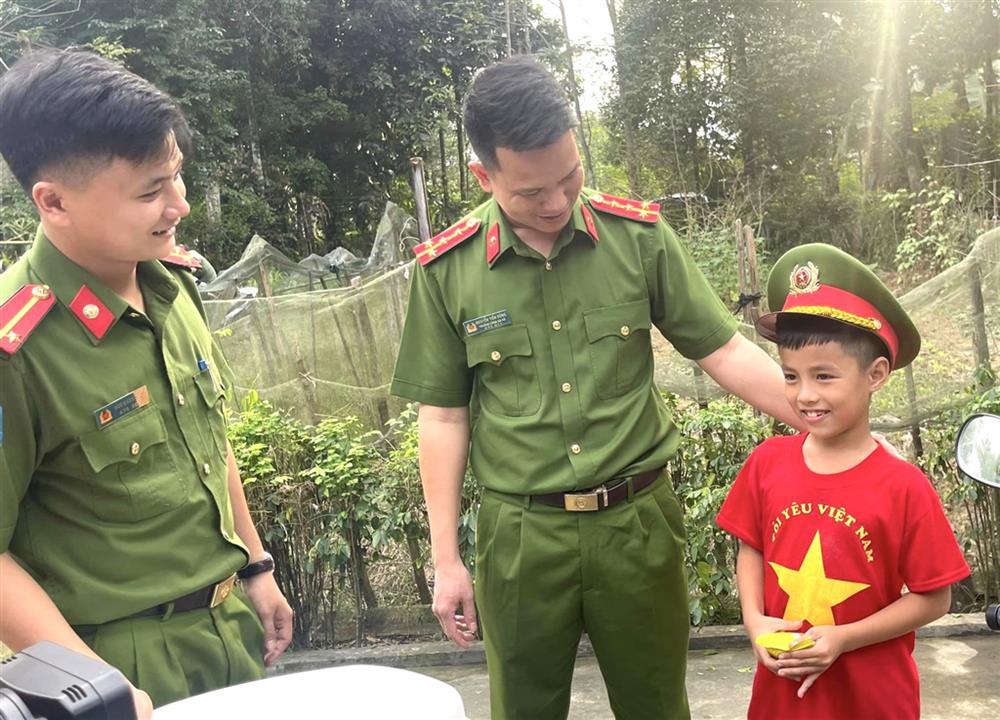Công an xã Phú Gia thường xuyên động viên gần gũi sẻ chia với em Lê Hồng Ngọc.