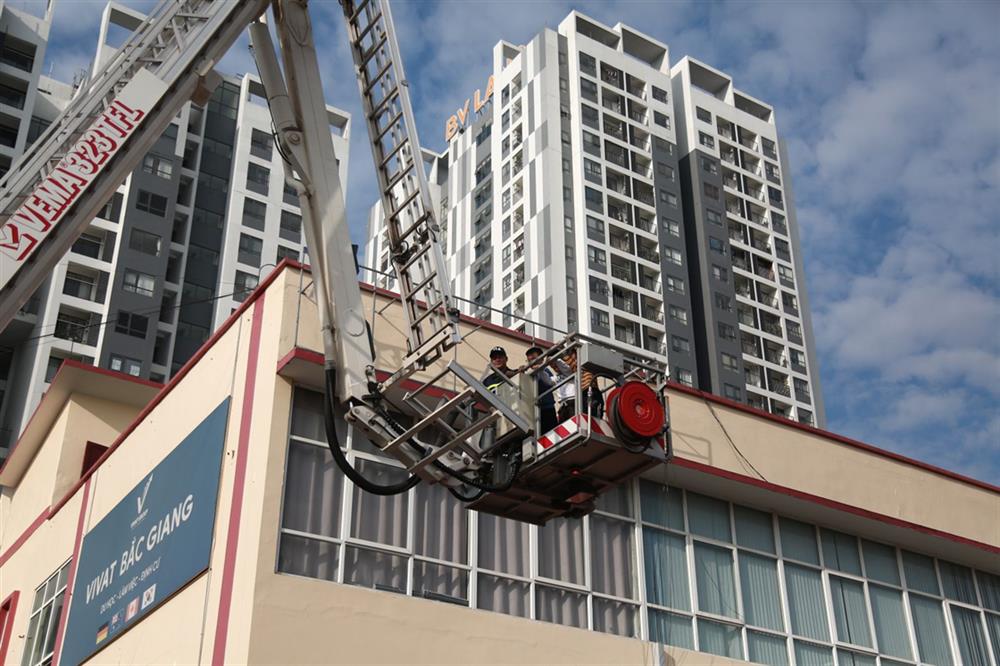 Giới thiệu trang thiết bị, phương tiện chữa cháy và CNCH và hướng dẫn thoát nạn từ trên cao bằng xe thang.