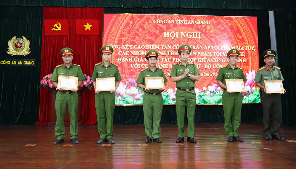 Trung tướng Trần Ngọc Hà trao Giấy khen của Cục CSHS tặng các tập thể, cá nhân có thành tích xuất sắc.