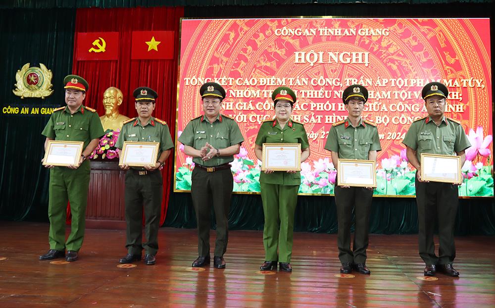 Đại tá Lâm Phước Nguyên trao Giấy khen của Công an tỉnh An Giang tặng các tập thể có thành tích xuất sắc.