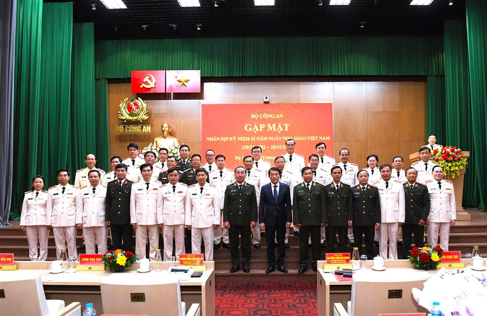 Bộ trưởng Lương Tam Quang cùng các đại biểu dự buổi gặp mặt.
