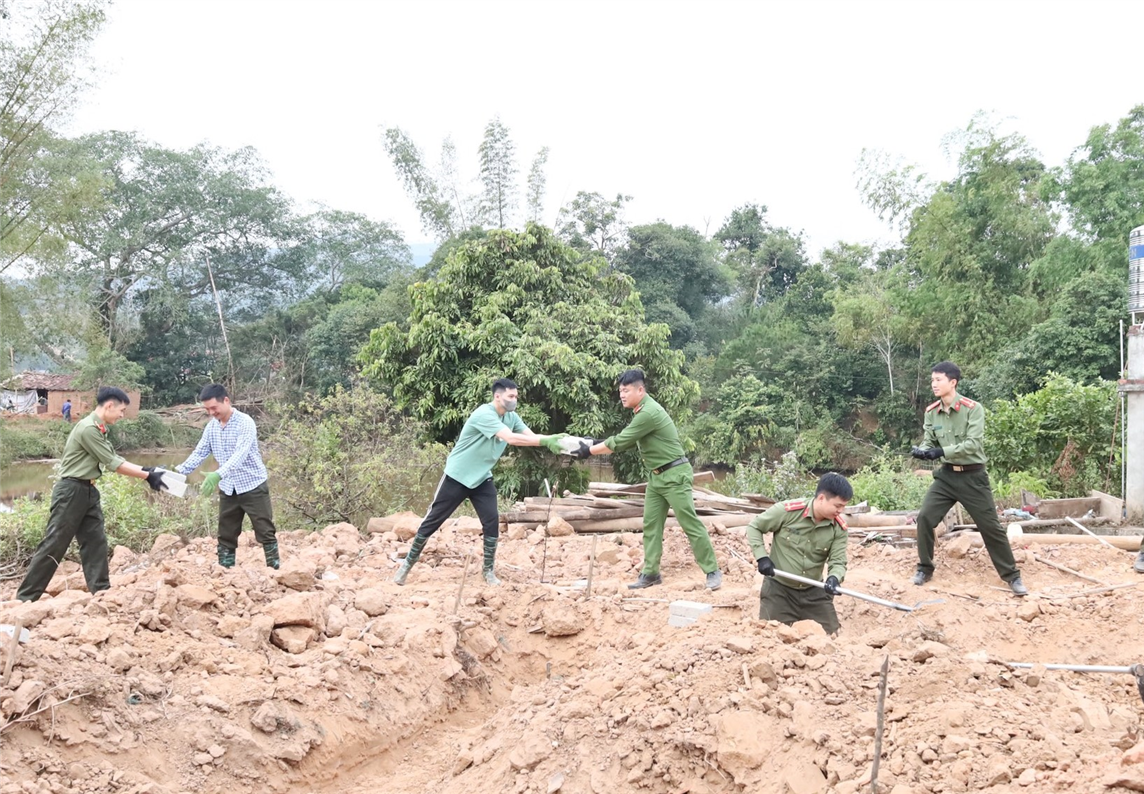 Các cán bộ, chiến sĩ hỗ trợ vận chuyển vật liệu, đào móng xây dựng;