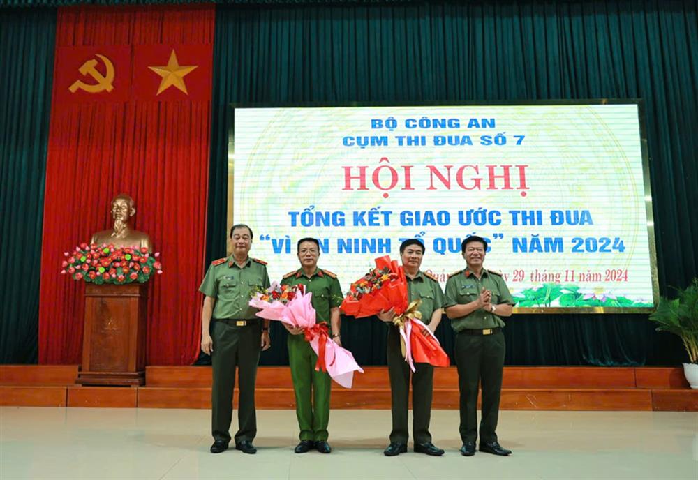 Công an các tỉnh tặng hoa chúc mừng đơn vị Cụm trưởng, Cụm phó năm 2025.