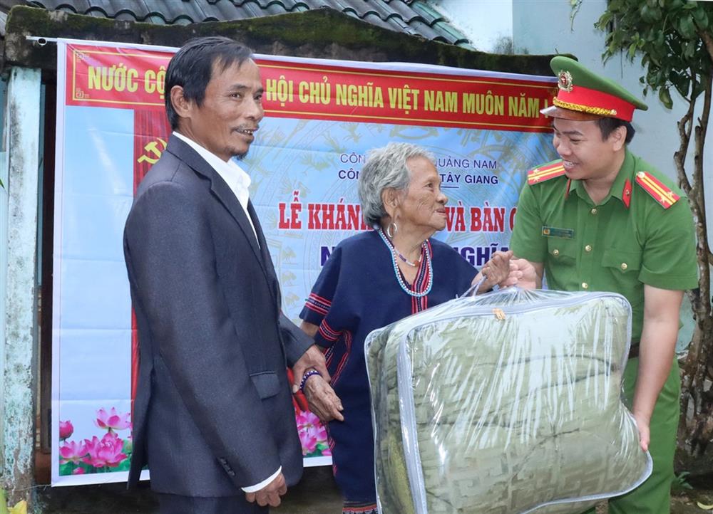 Công an huyện Tây Giang tặng quà mừng nhà mới.