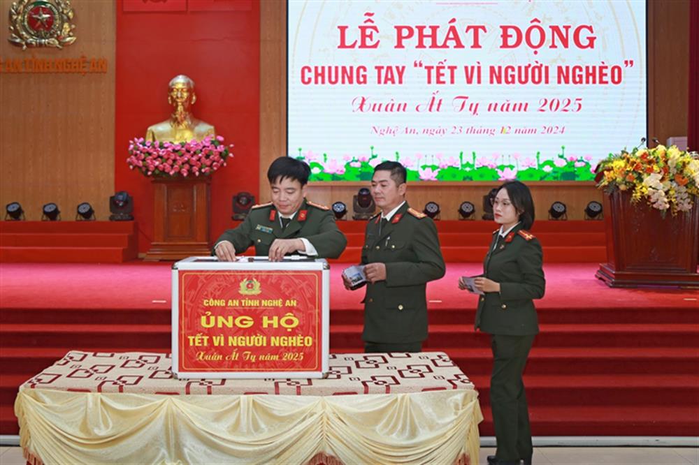 Các đồng chí lãnh đạo và cán bộ, chiến sỹ ủng hộ "Tết vì người nghèo - Xuân Ất Tỵ năm 2025”.
