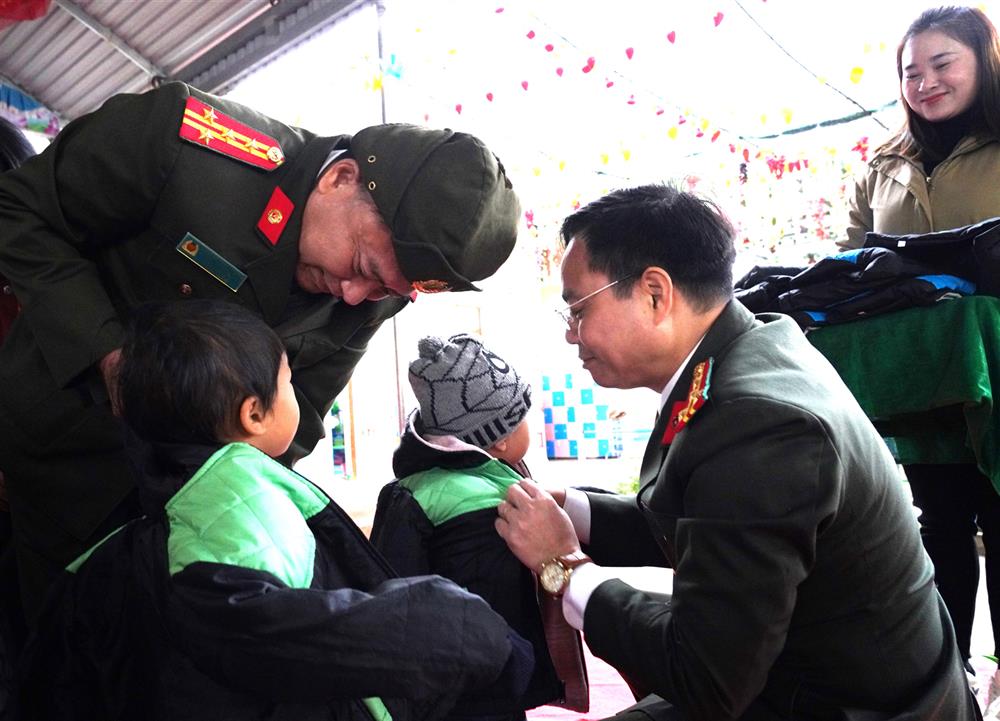 Đoàn công tác trao áo ấm tặng các em học sinh tại trường Mầm non Tùng Vài, huyện Quản Bạ.