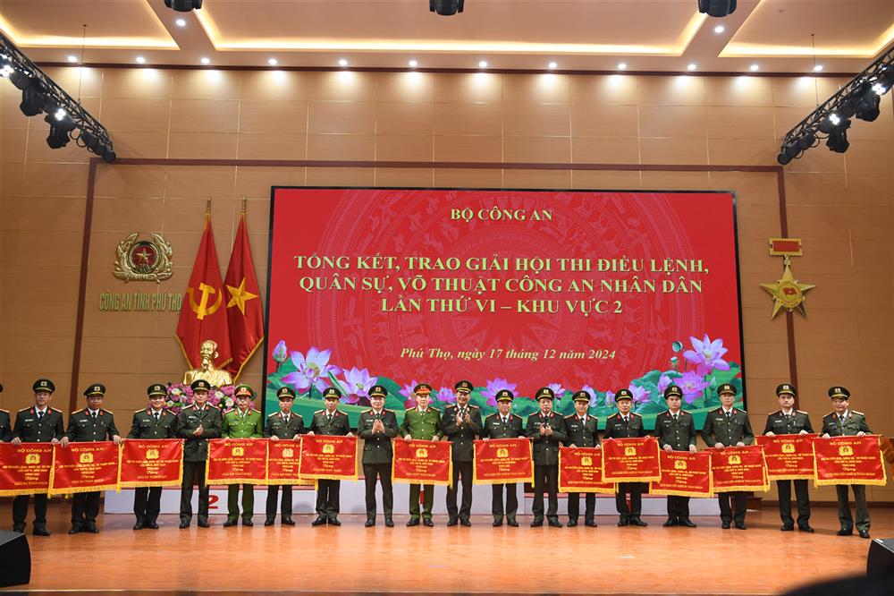 Ban Tổ chức trao giải toàn đoàn tặng các đội tuyển đến từ 21 Công an đơn vị, địa phương.
