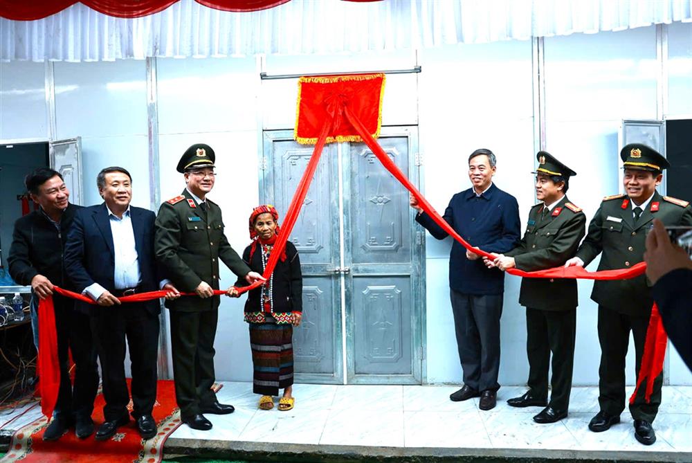 Thứ trưởng Phạm Thế Tùng cùng lãnh đạo tỉnh Quảng Trị cắt băng khánh thành nhà tình nghĩa