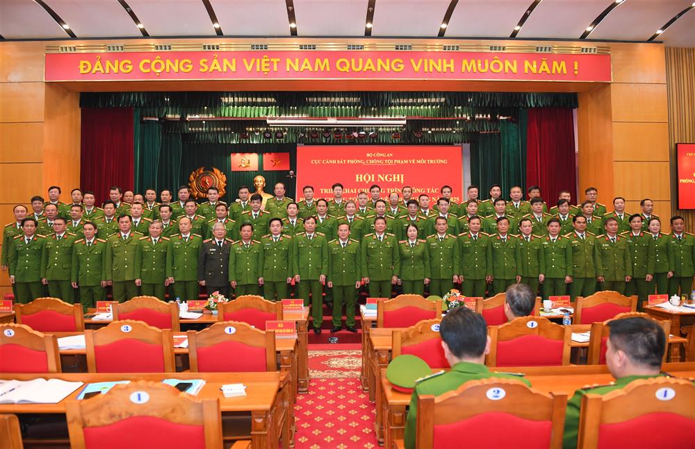 Thứ trưởng Nguyễn Văn Long cùng các đại biểu dự Hội nghị.