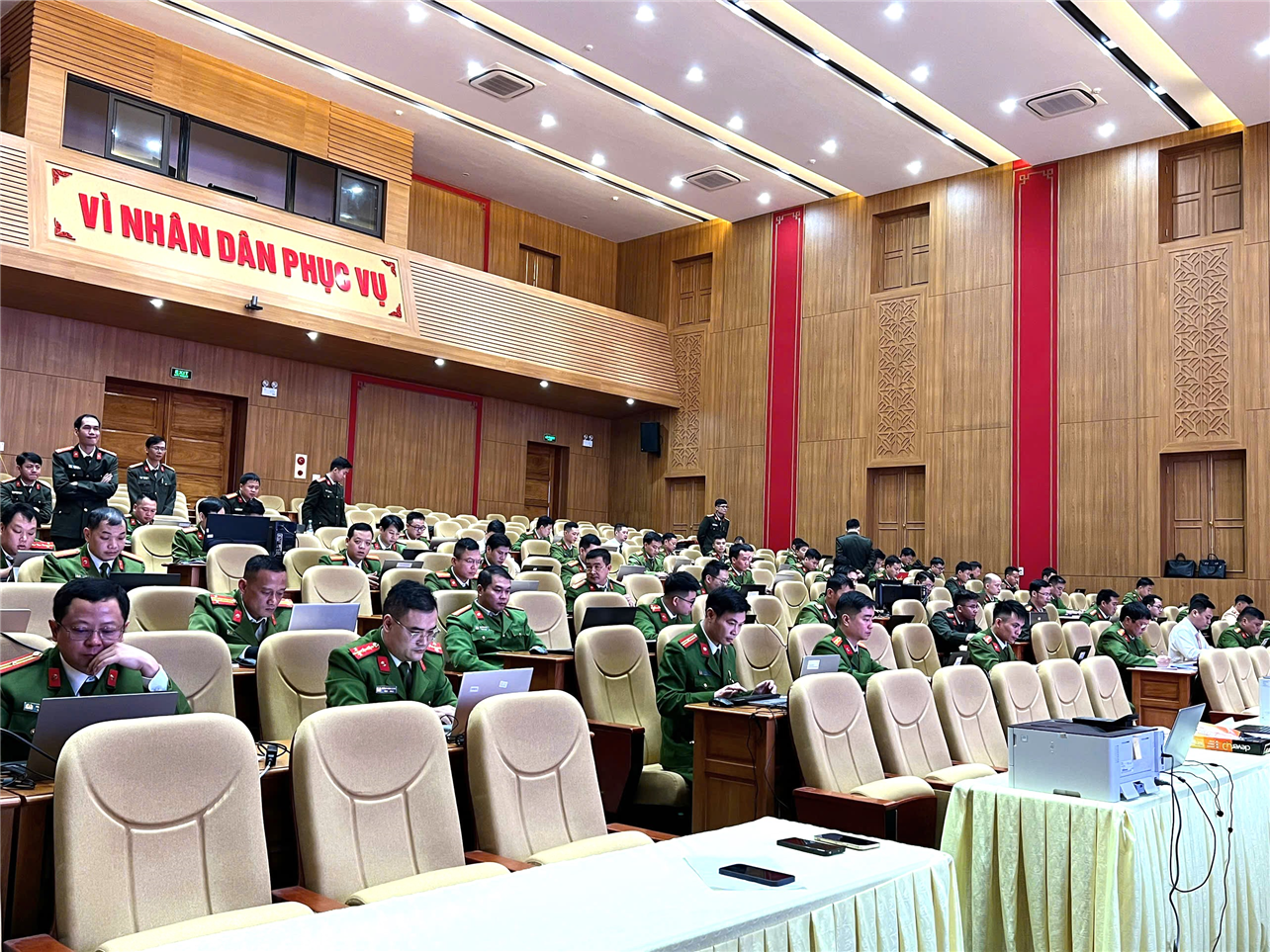 Các đồng chí là chỉ huy cấp Đội, Trưởng Công an các xã, phường, thị trấn thực hiện bài kiểm tra năng lực thực tiễn do đồng chí Giám đốc Công an tỉnh ra đề.