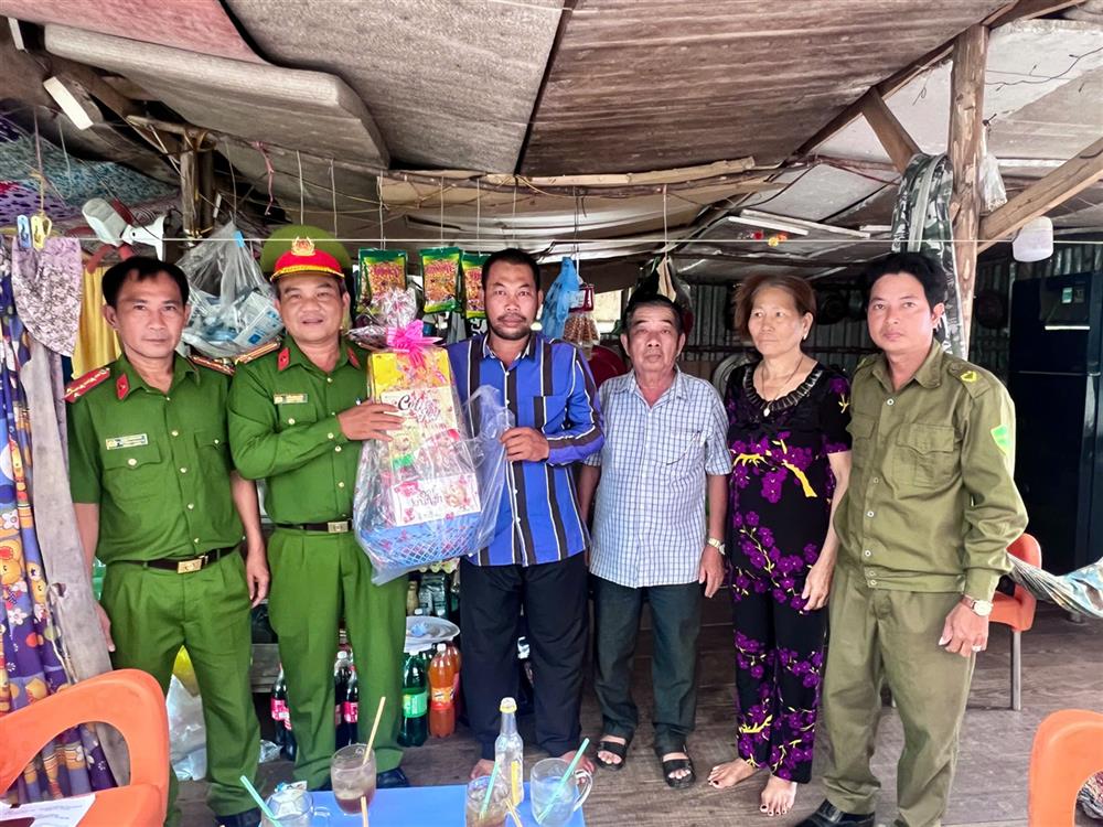 Công an huyện Ngọc Hiển phối hợp chính quyền địa phương đến nhà thăm hỏi, động viên gia đình anh Hùng.