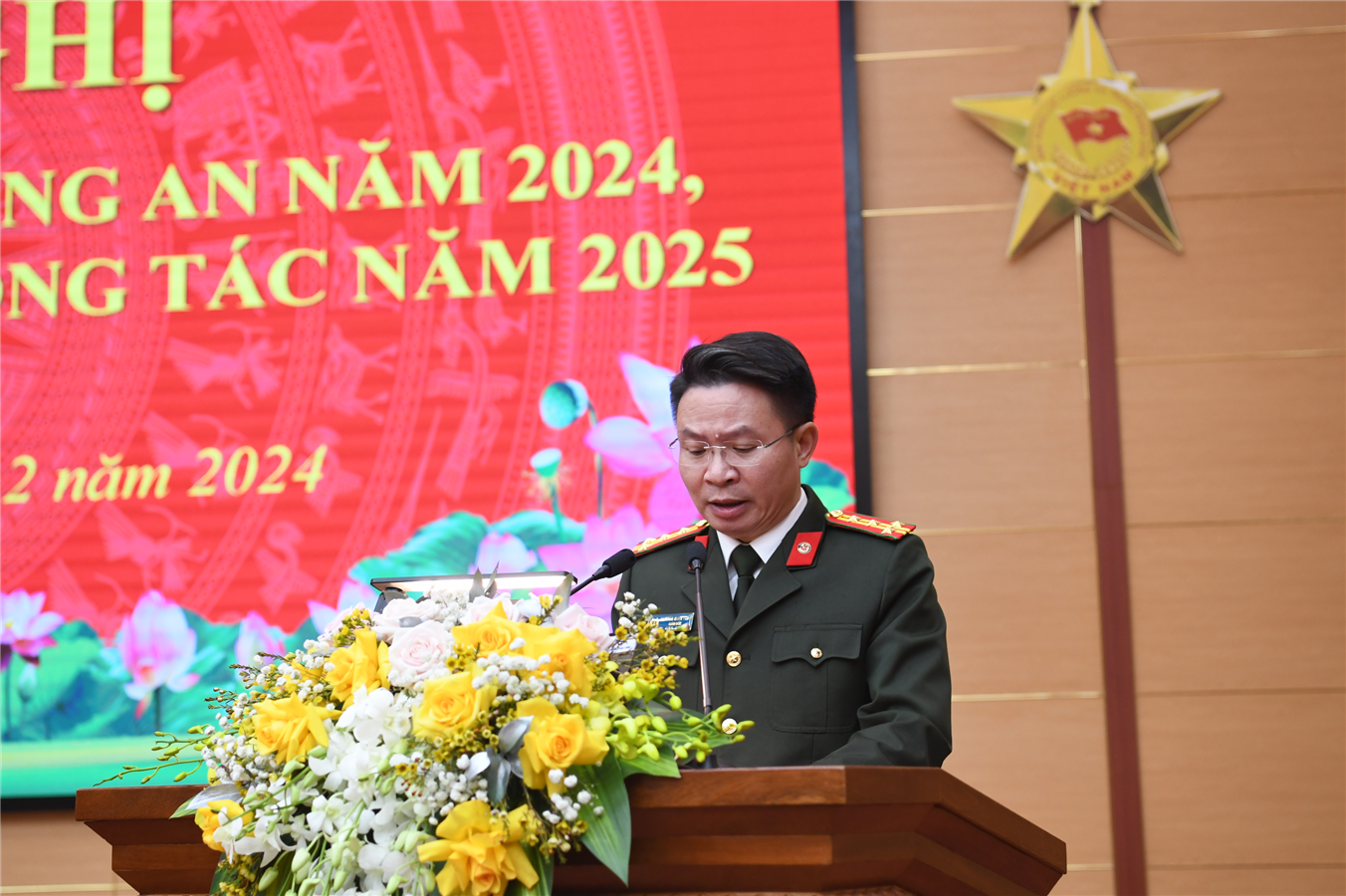 Đại tá Nguyễn Minh Tuấn, Giám đốc Công an tỉnh Phú Thọ trình bày báo cáo tại Hội nghị.