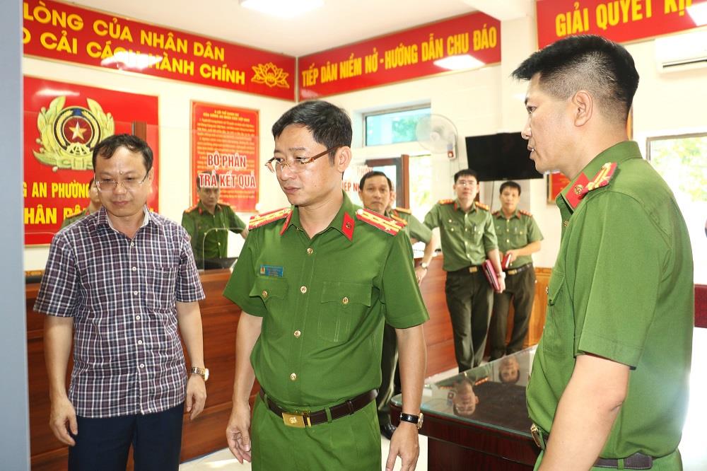 Đại tá Trần Ngọc Tuấn, Phó Giám đốc Công an tỉnh cùng đoàn công tác Công an tỉnh kiểm tra, đôn đốc, hướng dẫn việc triển khai thực hiện xây dựng Công an phường điển hình, kiểu mẫu về ANTT và văn minh đô thị tại Công an phường Trường Thi, thành phố Vinh.