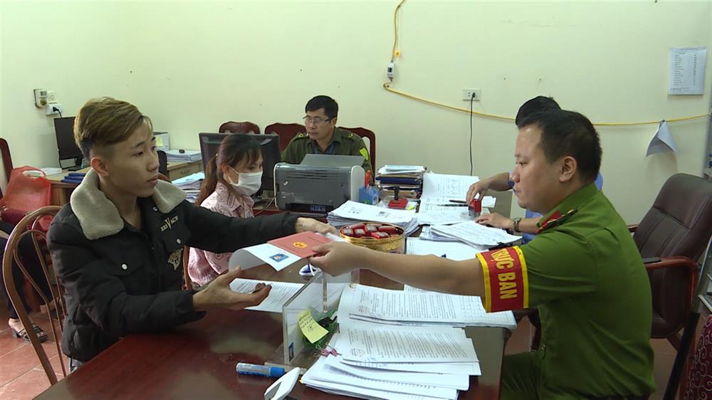 Các thủ tục hành chính liên quan đến lĩnh vực ANTT được giải quyết nhanh chóng, tạo sự gắn bó, thân thiện giữa cán bộ, chiến sĩ Công an thị trấn Bá Hiến với Nhân dân .