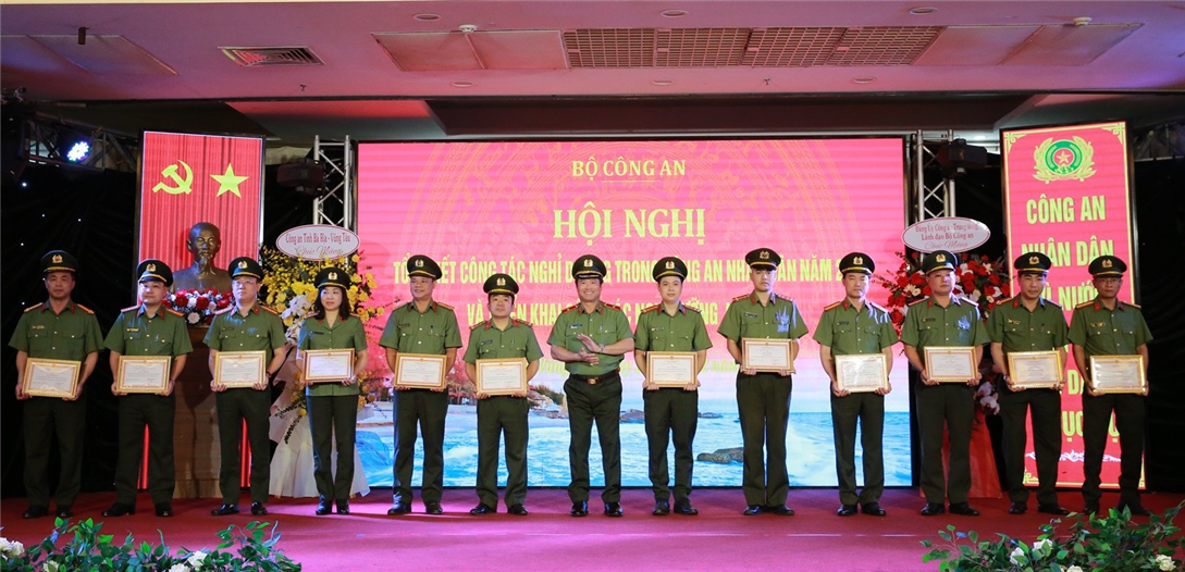 Thiếu tướng Phạm Văn Sơn, Cục trưởng Cục Hậu cần trao Giấy khen của Cục tặng các tập thể, cá nhân.