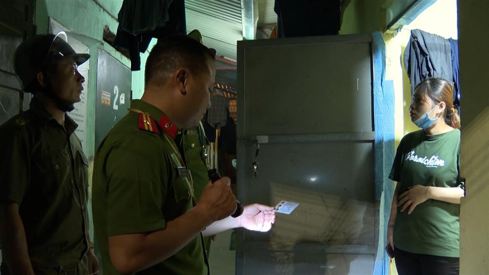 Là địa phương tập trung nhiều khu, cụm công nghiệp, thu hút lượng lớn người lao động đến Bá Hiến làm ăn, sinh sống. Chính vì vậy, công tác tuyên truyền nâng cao ý thức pháp luật cho nhân dân, người lao động đặc biệt quan tâm, nhất là số người thuê trọ; chủ nhà trọ thực hiện đúng theo quy định của pháp luật, nhằm kịp thời phát hiện vi phạm trong lĩnh vực quản lý cư trú, không để các đối tượng lợi dụng lưu trú tụ tập ổ nhóm hoạt động phạm tội, tệ nạn xã hội.