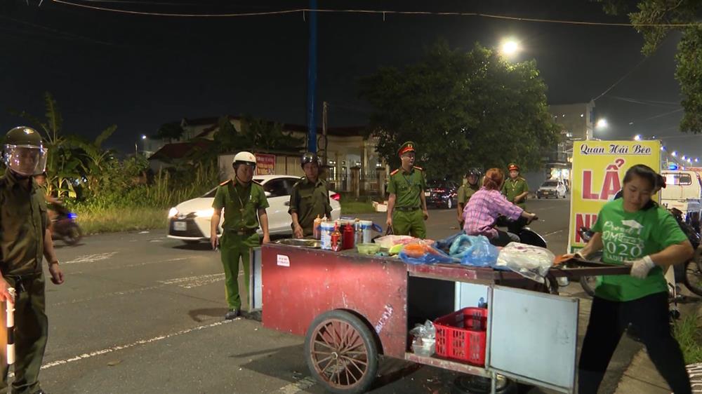Công an thị trấn Bá Hiến thường xuyên tổ chức tuần tra ban đêm để tuyên truyền, nhắc nhở người dân không lấn chiếm lòng đường, vỉa hè, hành lang bày bán hàng hóa gây nguy cơ mất an toàn giao thông.