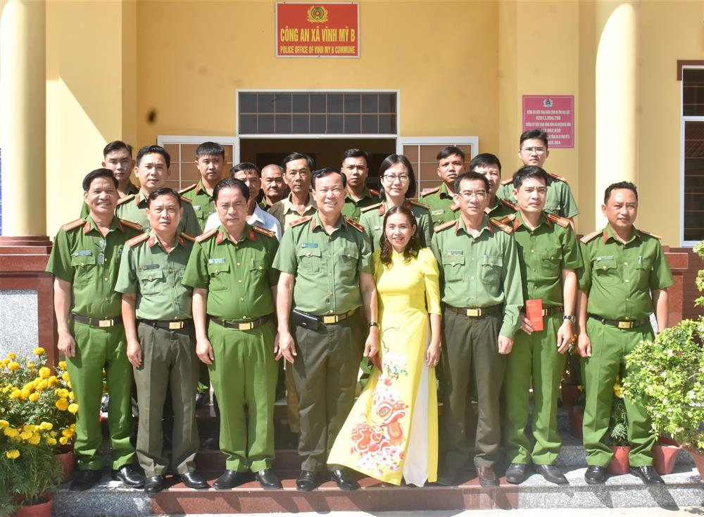 Trung tướng Lê Tấn Tới cùng cán bộ, chiến sĩ Công an xã Vĩnh Mỹ B.