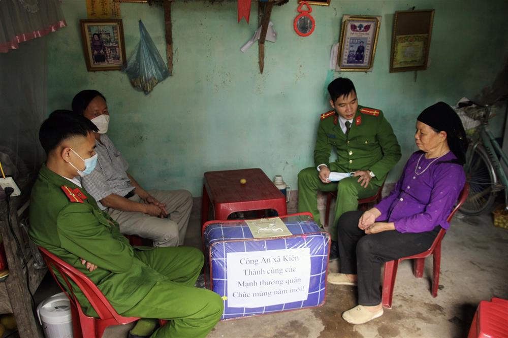 Đại úy Điệp Đình Phương và lực lượng Công an xã Kiên Thành thăm, tặng quà chúc Tết người dân trên địa bàn.