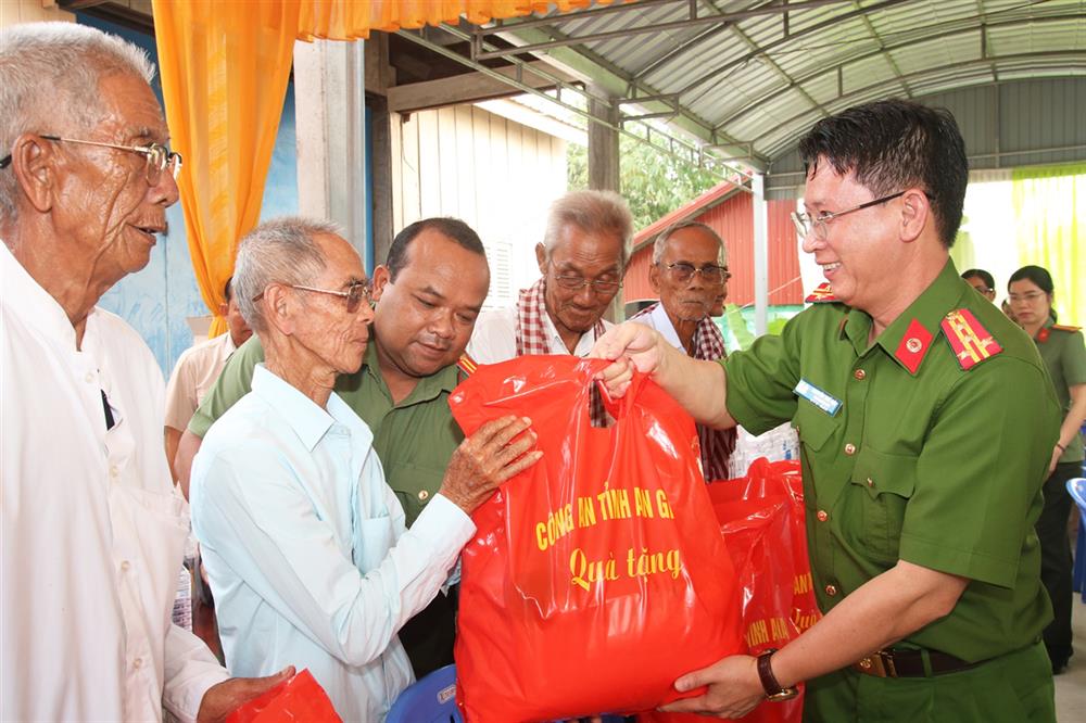 Đại tá Nguyễn Thế Hải, Phó Giám đốc Công an tỉnh trao quà cho người dân Campuchia.