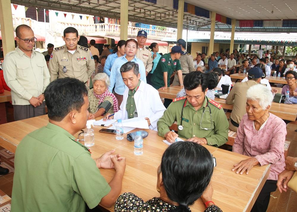 Đoàn Y, Bác sỹ Công an tỉnh An Giang thăm khám bệnh và cấp thuốc miễn phí cho người dân Campuchia 