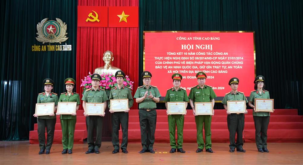 Các tập thể, cá nhân được Chủ tịch Ủy ban nhân dân tỉnh tặng Bằng khen vì có thành tích xuất sắc trong 10 năm thực hiện Nghị định 06 của Chính phủ.