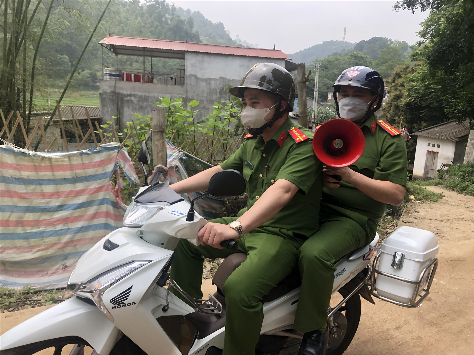 Công an xã Thụy Hùng, huyện Cao Lộc tuyên truyền lưu động tiếng dân tộc tại các thôn về TTHC và các dịch vụ hành chính công bằng loa phóng thanh cầm tay.