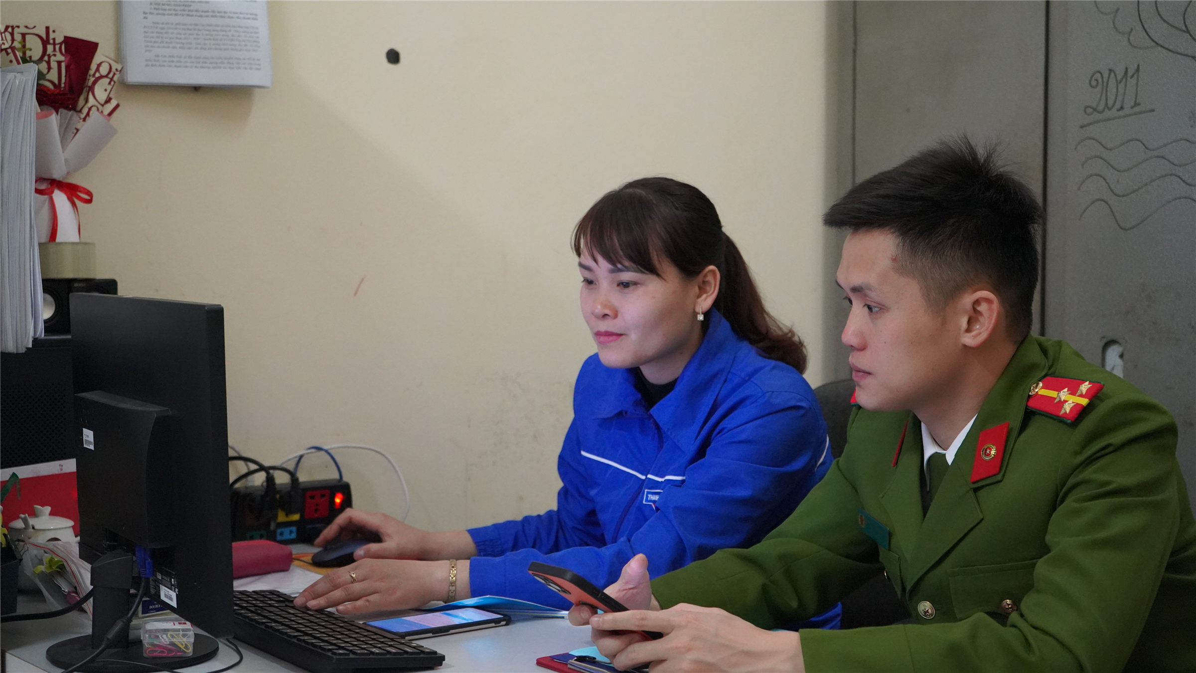 Thượng uý Nông Công Khiêm và đồng chí Bí thư Đoàn xã trao đổi về hoạt động tháng thanh niên.