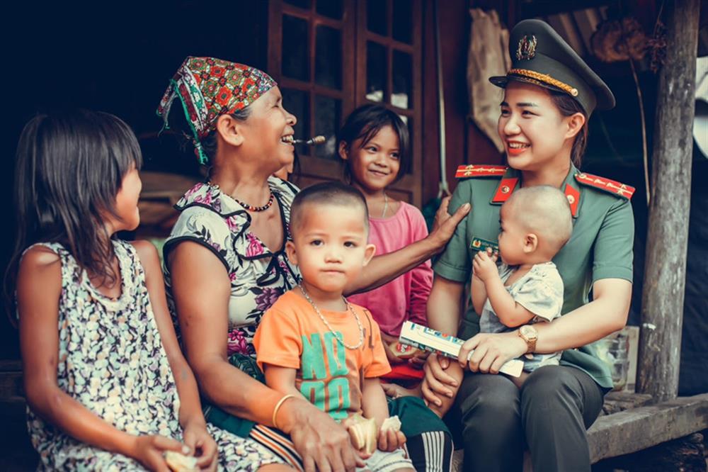 Đại úy Tưởng Thị Như Quỳnh trò chuyện cùng người dân.