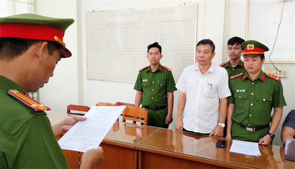 Cơ quan Cảnh sát điều tra Công an tỉnh An Giang đã tống đạt quyết định và lệnh đối với Nguyễn Văn Du.