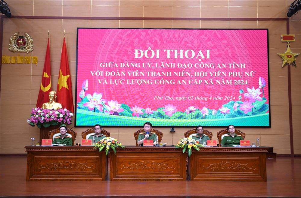 Đại tá Nguyễn Minh Tuấn, Giám đốc Công an tỉnh trả lời một số câu hỏi của CBCS.
