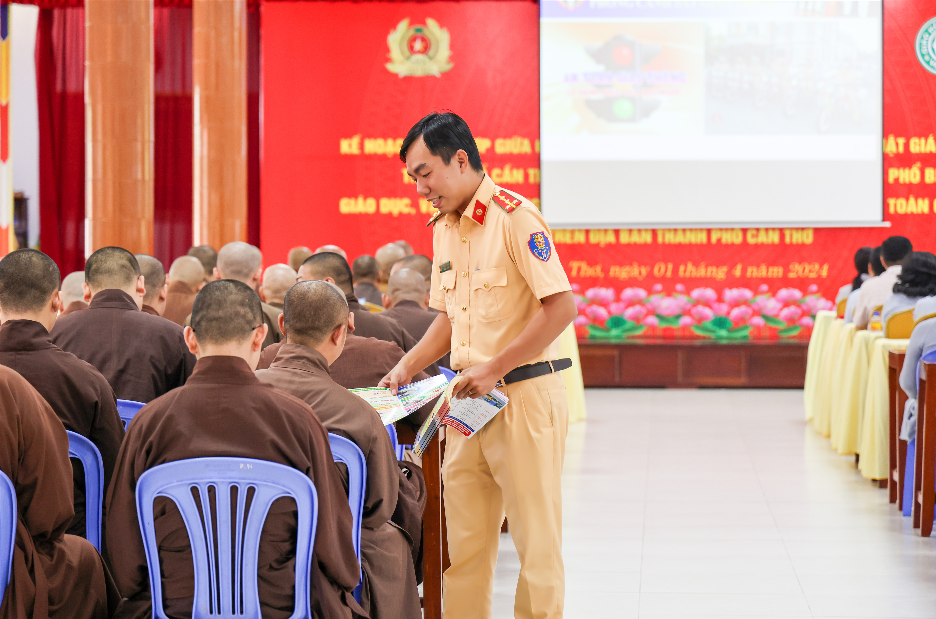 Cán bộ Cảnh sát giao thông phát tờ rơi tuyên truyền cho các tăng ni, phật tử.