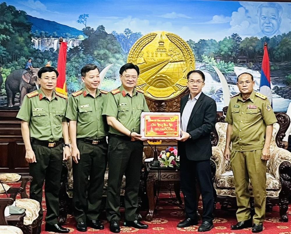Đoàn công tác Công an tỉnh Thừa Thiên Huế đến thăm và chào xã giao đồng chí Đao Vong Phôn Kẹo - Bí Thư, Tỉnh trưởng Salavan. 