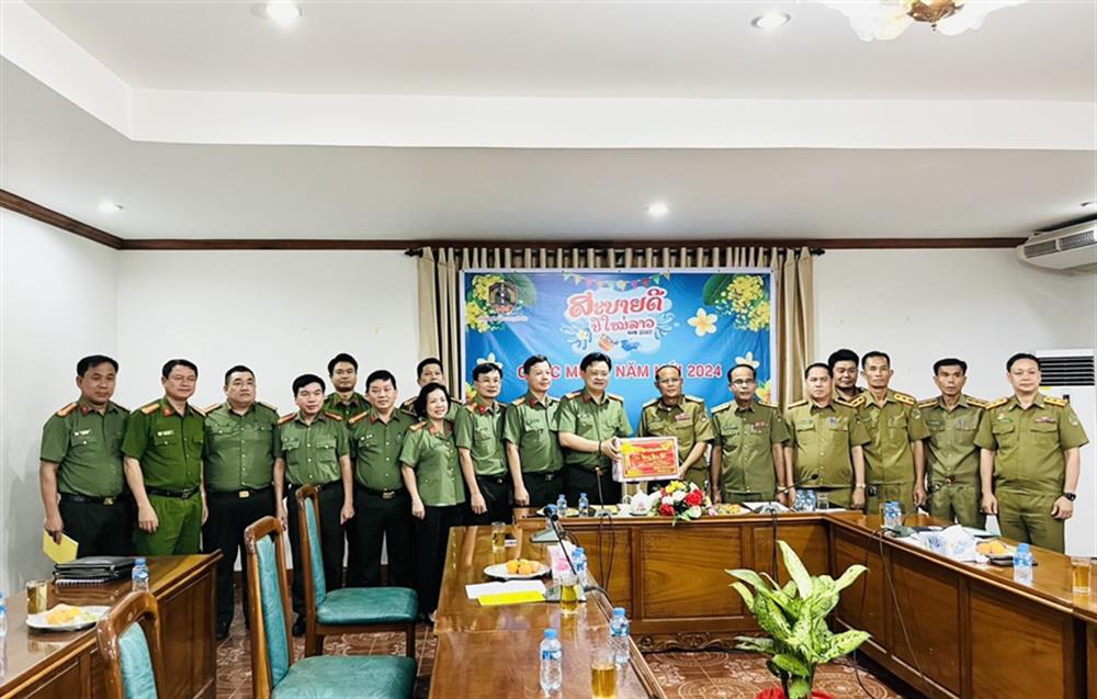 Đoàn công tác Công an tỉnh Thừa Thiên Huế đến thăm, chúc tết Công an tỉnh Salavan.    